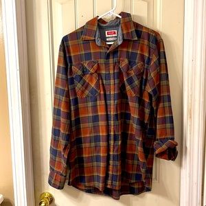 Wrangler Button Up Men’s Shirt. Size M.